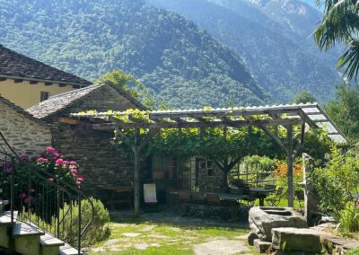CentroArte – Steinhaus mit Pergola, Tessin (Cabbiolo)