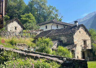 Tessiner Steinhäuser am Berghang – CentroArte, Cabbiolo