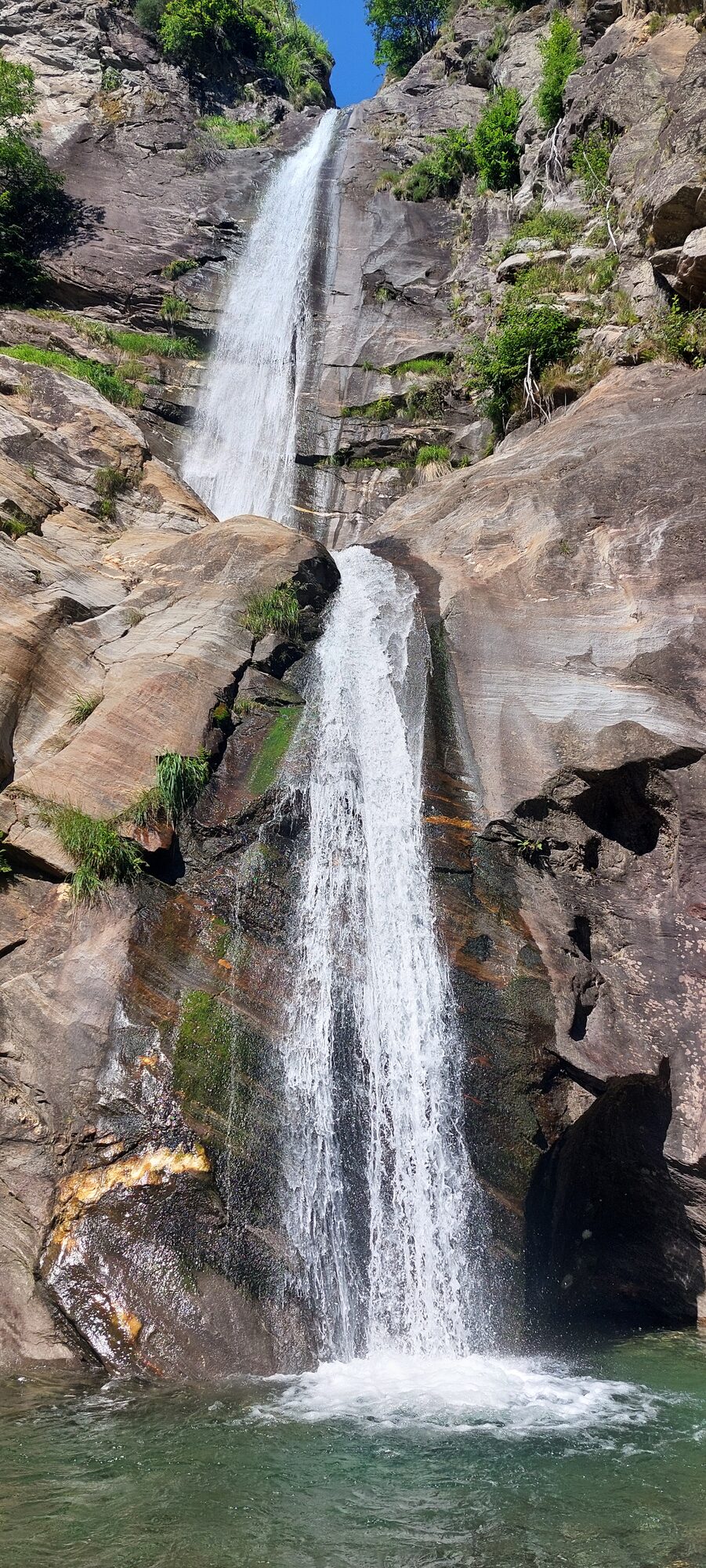 Wasserfall mit grünem Wasser – Tessin Wasserfall mit grünem Wasser – Tessin